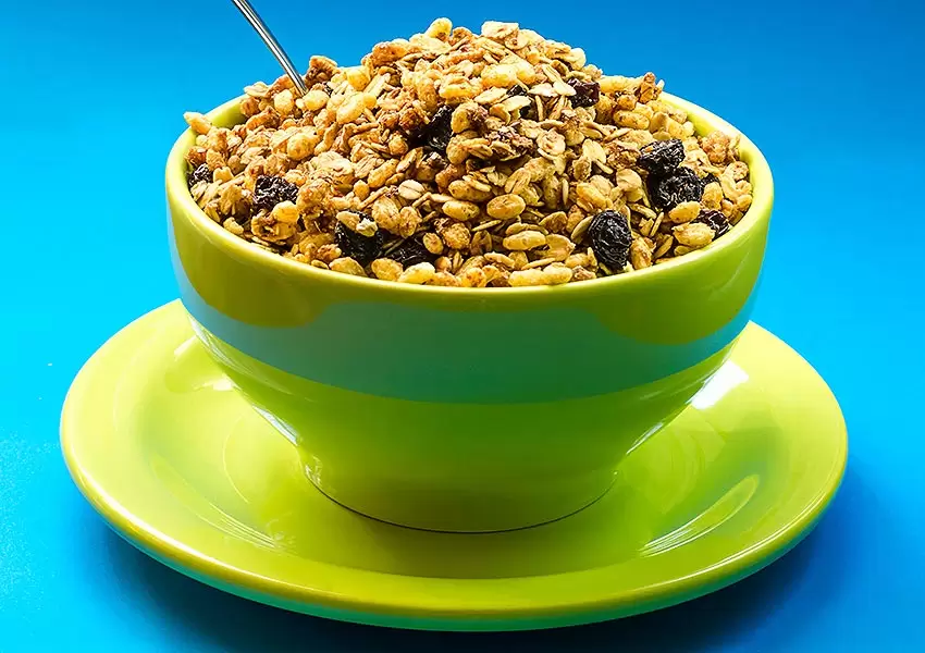 Granola casera en plato 