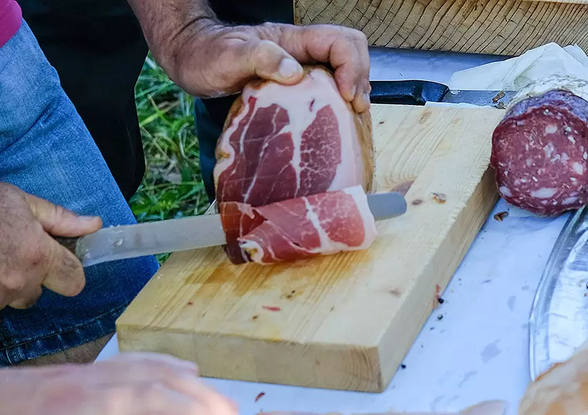 Corte de lonchas de jamón con cuchillo especial