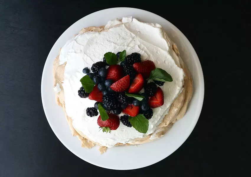 Pavlova tradicional con frutas