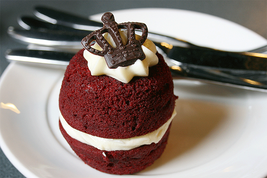 Presentación de tarta de terciopelo rojo