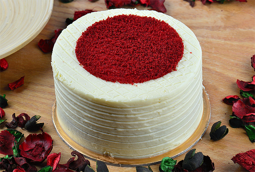 Tarta red velvet con cobertura de queso crema