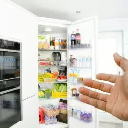 ¿Por qué mi refrigerador no enfría ni congela?