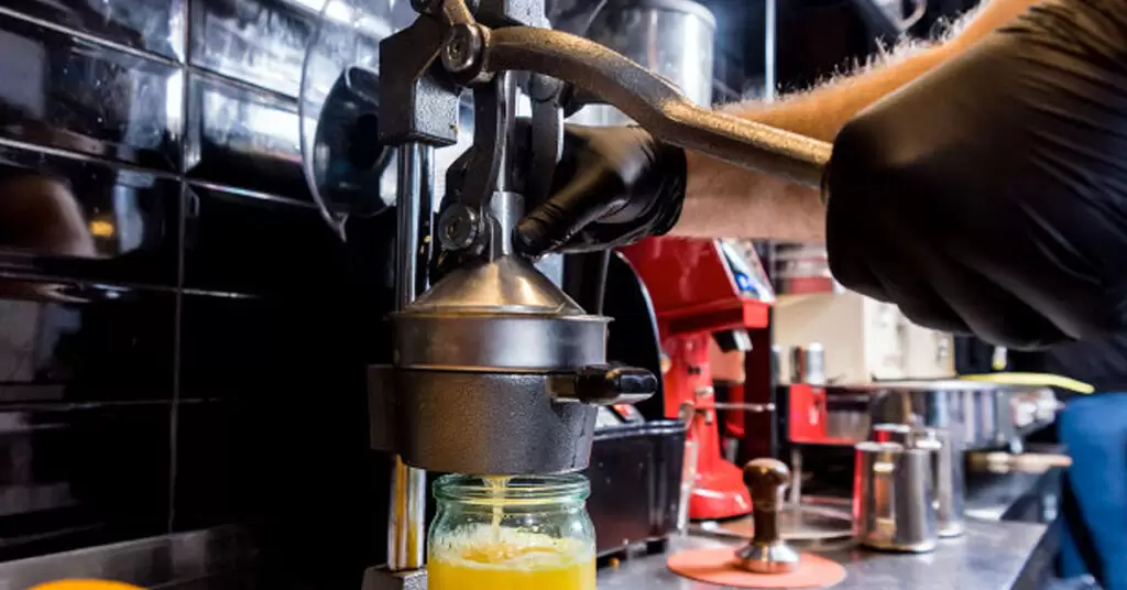 Métodos para limpiar una máquina de zumo industrial