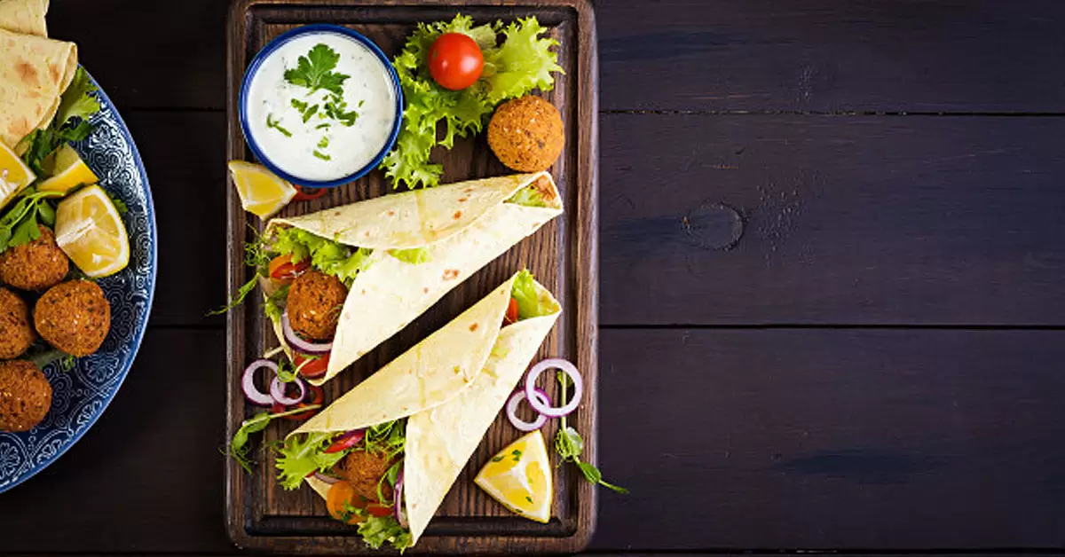 Pasos para instalar un rollo de carne en una máquina de kebab