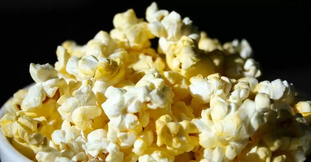 Cómo hacer palomitas de mantequilla en máquina